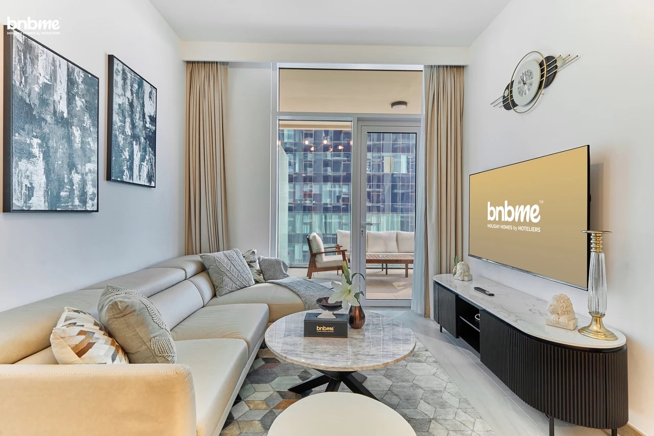 Luxurious Canal View Apt with Pool & Gym