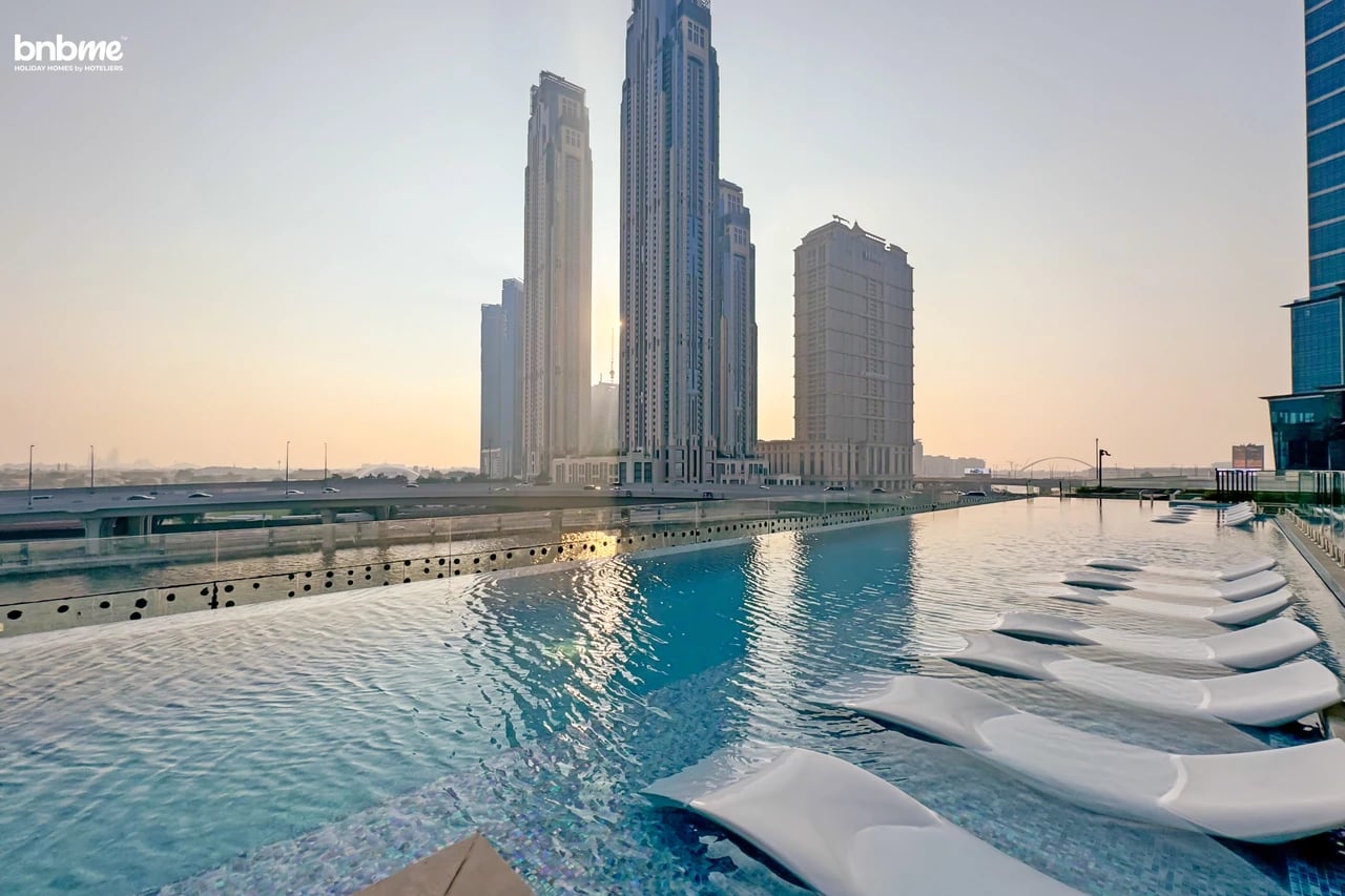 Luxurious Canal View Apt with Pool & Gym