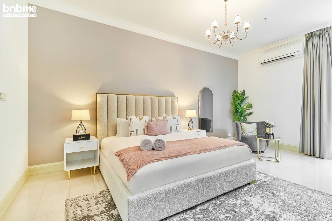Dubai Marina Bliss: 2BR Apt with Private Jacuzzi